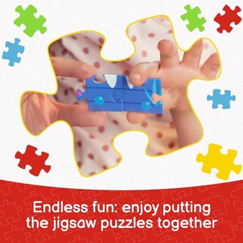 Kind speelt met puzzelstukjes.