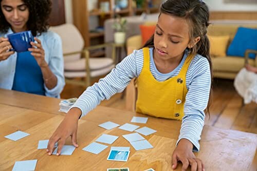 Kind speelt geheugenspel aan tafel