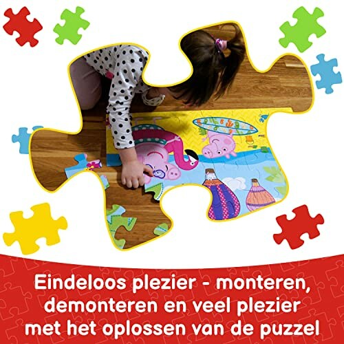 Kind speelt met puzzel op de vloer.