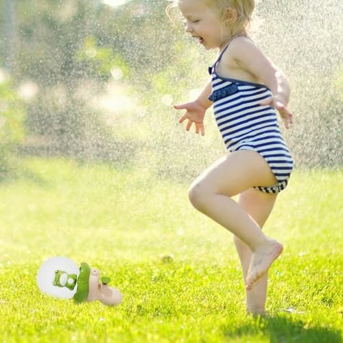 Kind speelt met sproeier op zomerse dag