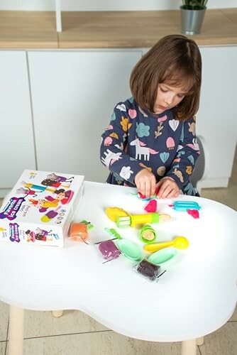 Kind speelt met klei aan tafel.