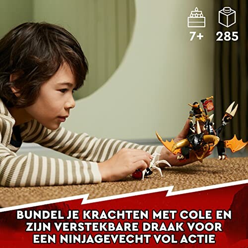 Kind speelt met draak speelgoed en ninja figuren