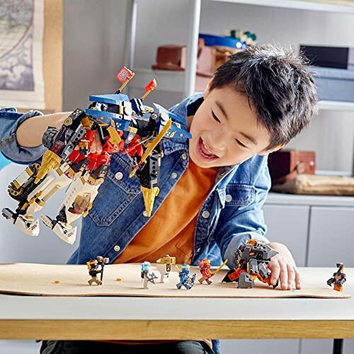 Kind speelt met Lego-robots op tafel.