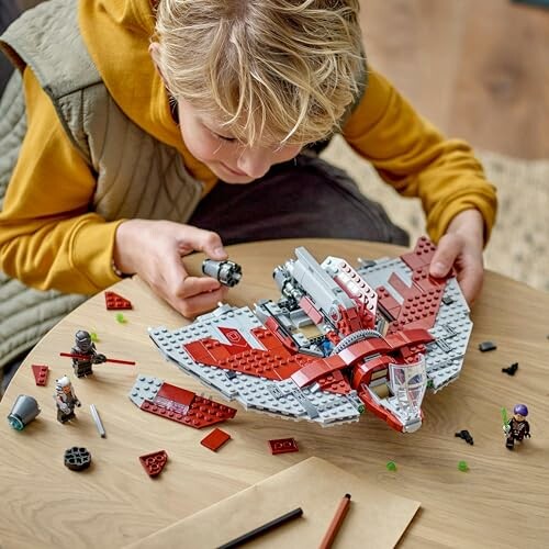 Kind speelt met Lego ruimteschip en figuren.