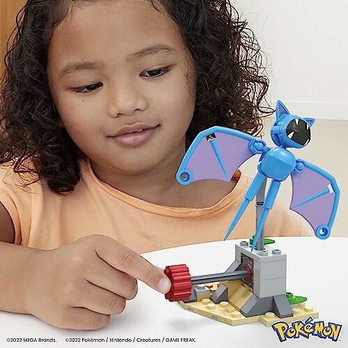 Kind speelt met Pokémon Mega Construx bouwset.