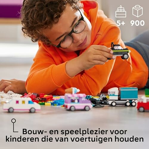 Kind speelt met speelgoedauto's op de vloer.