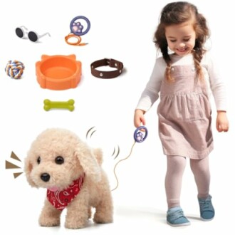 Kind speelt met speelgoedhond en accessoires