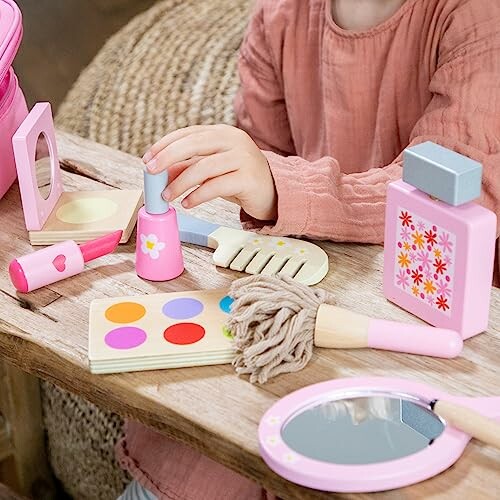 Kind speelt met speelgoed make-up set.