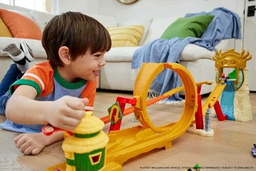 Kind speelt met speelgoedbaan in de woonkamer.