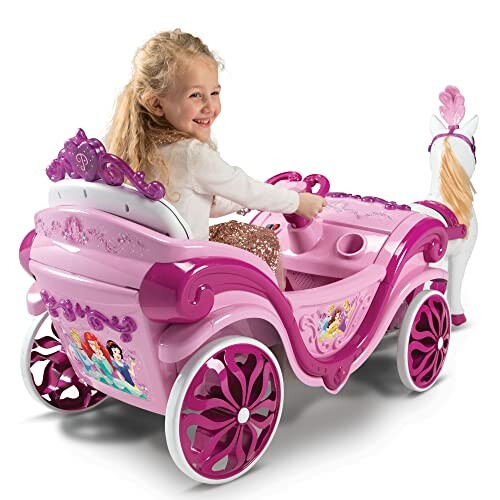 Kind rijdt op een roze prinsessenkoets speelgoedauto.