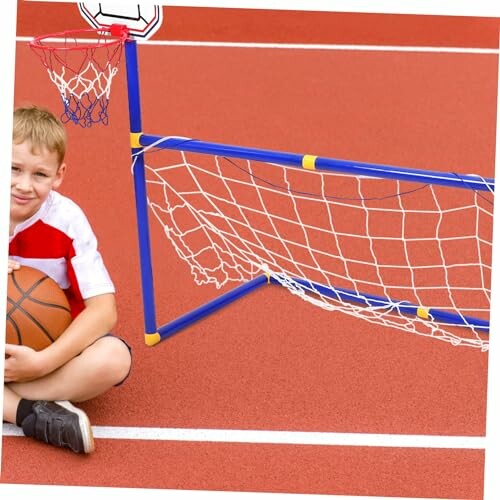 Kind met basketbal naast voetbaldoel op sportveld.