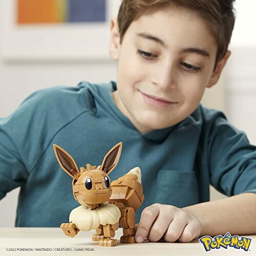 Kind speelt met Eevee-speelgoed