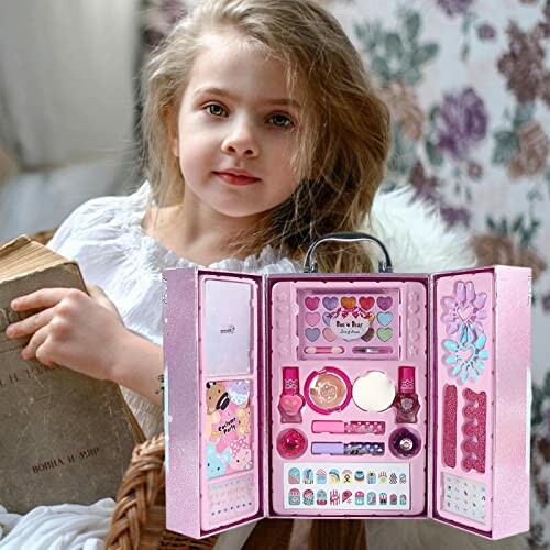 Kind met make-up set in roze doos