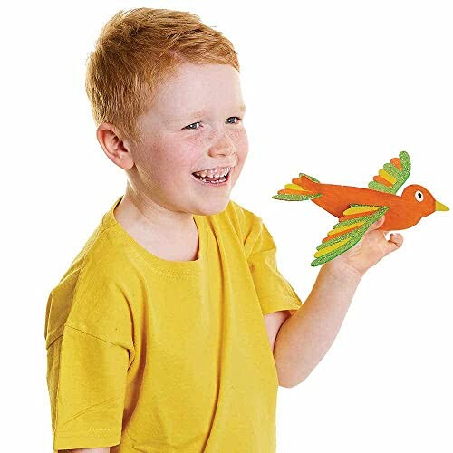 Kind met een oranje speelgoedvogel