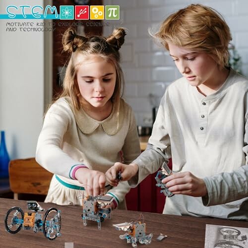 Kinderen bouwen een robotica-project aan tafel.