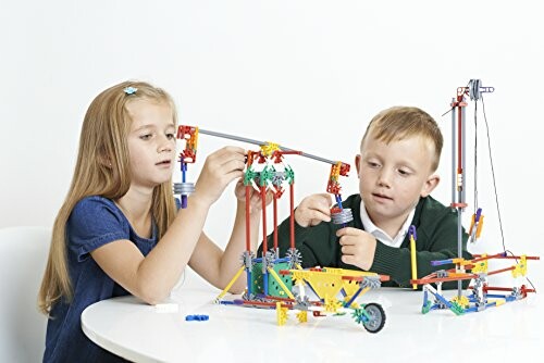 Kinderen spelen met bouwspeelgoed aan tafel.