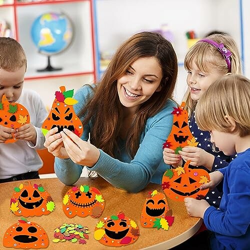 Kinderen maken Halloween-knutsels met pompoenen.