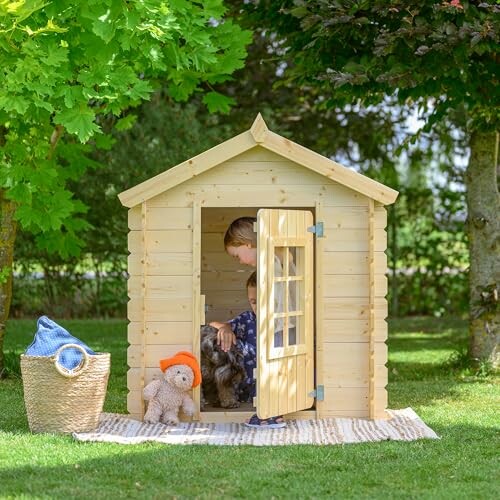 Kinderen spelen in houten speelhuisje