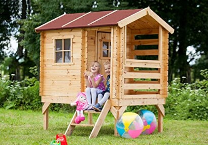 Kinderen spelen in houten speelhuisje met ballen.