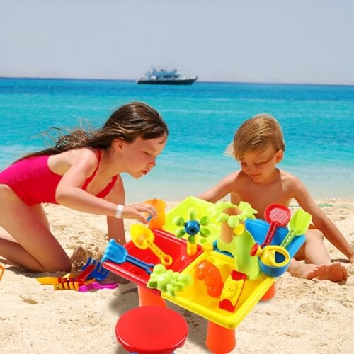 Kinderen spelen met speelgoed op het strand