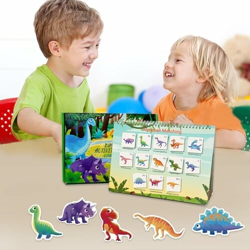 Twee kinderen spelen met een dinosaurusactiviteitenset.