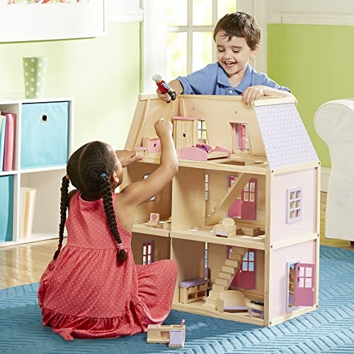 Twee kinderen spelen met een poppenhuis.