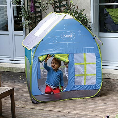 Kinderen spelen in een speelhuisje.