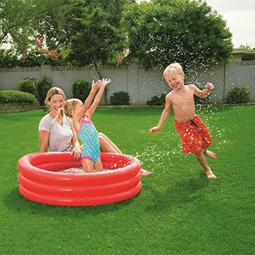 Kinderen spelen in een opblaasbaar zwembad in de tuin.