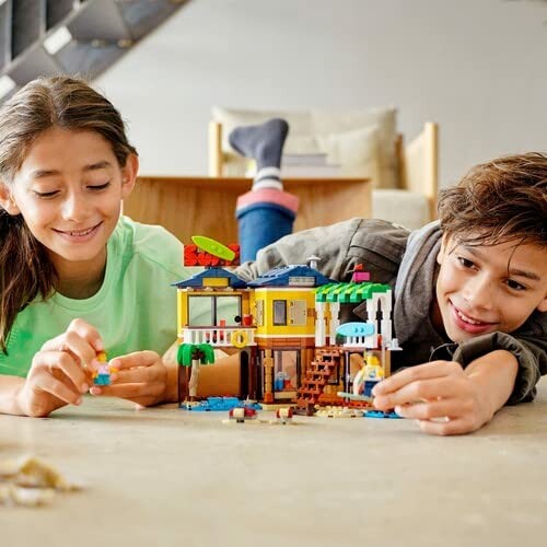 Kinderen spelen met Lego op de vloer.