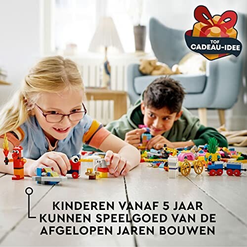 Kinderen spelen met Lego op de vloer.