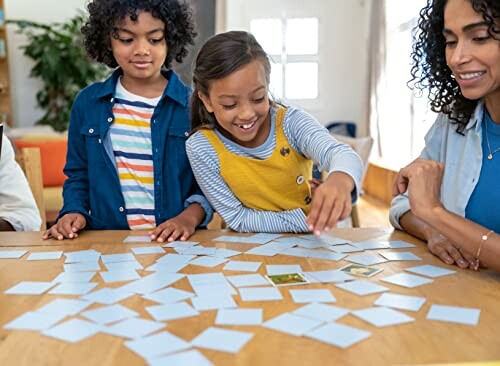 Kinderen spelen een geheugenspel aan tafel.