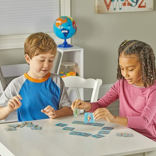 Kinderen spelen geheugenspel aan tafel