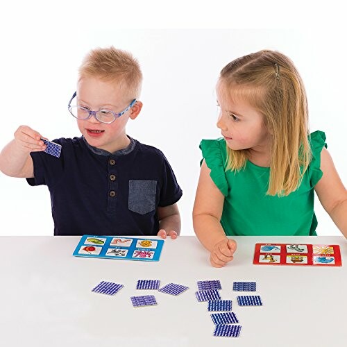 Kinderen spelen een geheugenspel aan tafel.