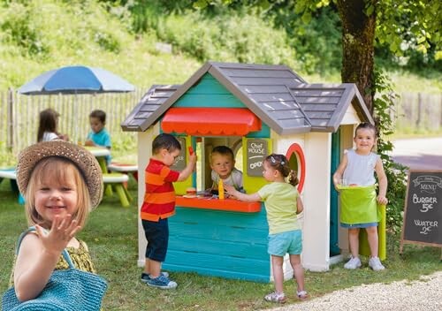 Kinderen spelen in een speelhuisje buiten.