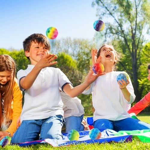 Kinderen spelen buiten met ballen.