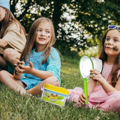 Kinderen spelen buiten met modder en speelgoed.