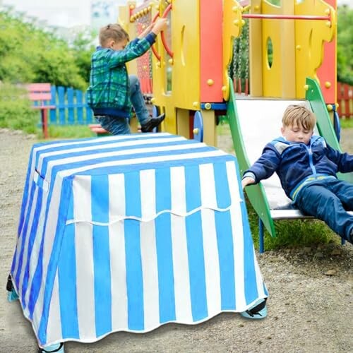 Kinderen spelen in een speeltuin.