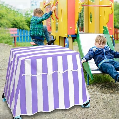 Kinderen spelen op een speeltuin met een paarse gestreepte tafel.