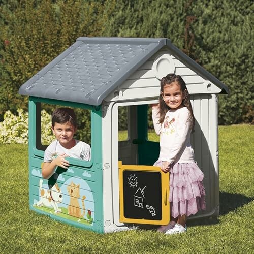 Kinderen spelen in een speelhuisje in de tuin.