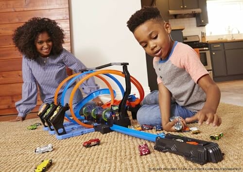 Kinderen spelen met racebaanspeelgoed in woonkamer.