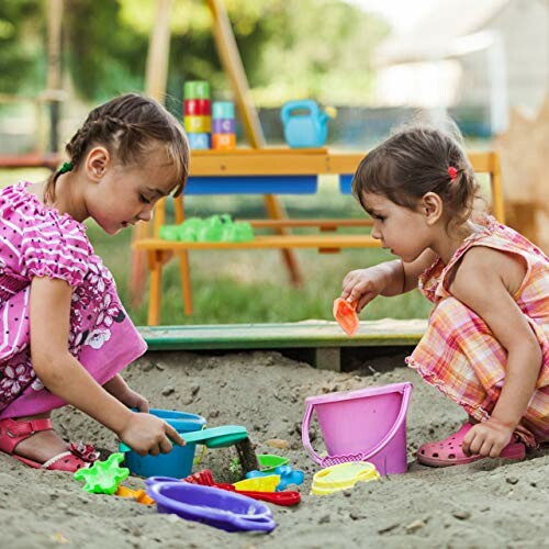 Kinderen spelen in de zandbak met speelgoed.