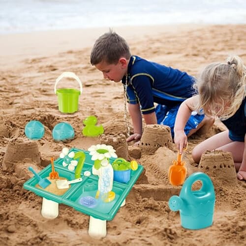 Kinderen spelen met zandkastelen en strand speelgoed.