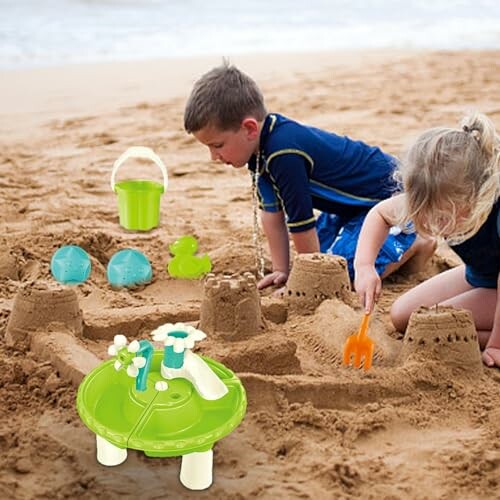 Kinderen bouwen een zandkasteel op het strand.