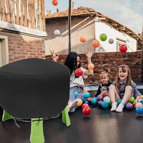 Kinderen spelen met ballen op een trampoline