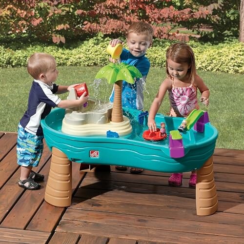 Kinderen spelen met watertafel in de tuin.