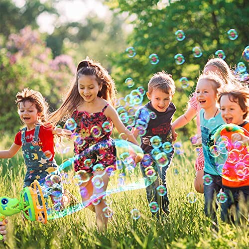 Kinderen spelen met bellen in een grasveld