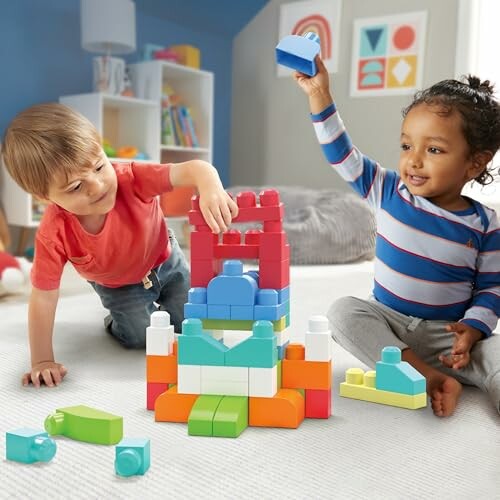 Kinderen spelen met kleurrijke bouwstenen op de vloer.