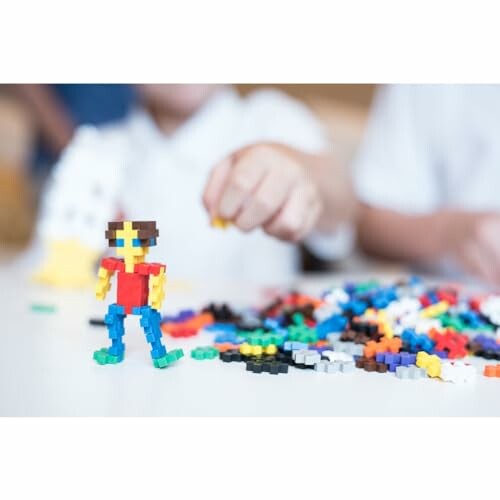 Kinderen spelen met bouwstenen op tafel.