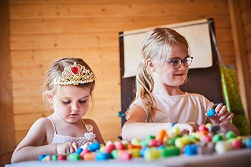 Twee kinderen spelen met kleurrijke klei.