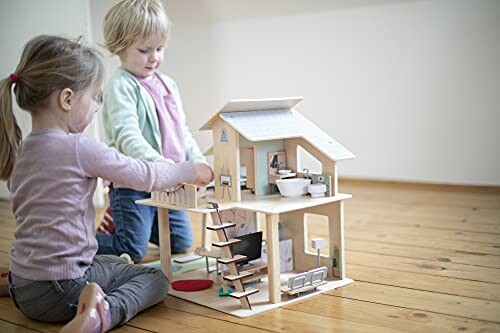 Kinderen spelen met poppenhuis op houten vloer.